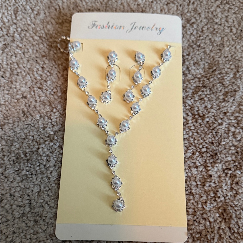 Elegant Silver and White Pearl Jewelry Set